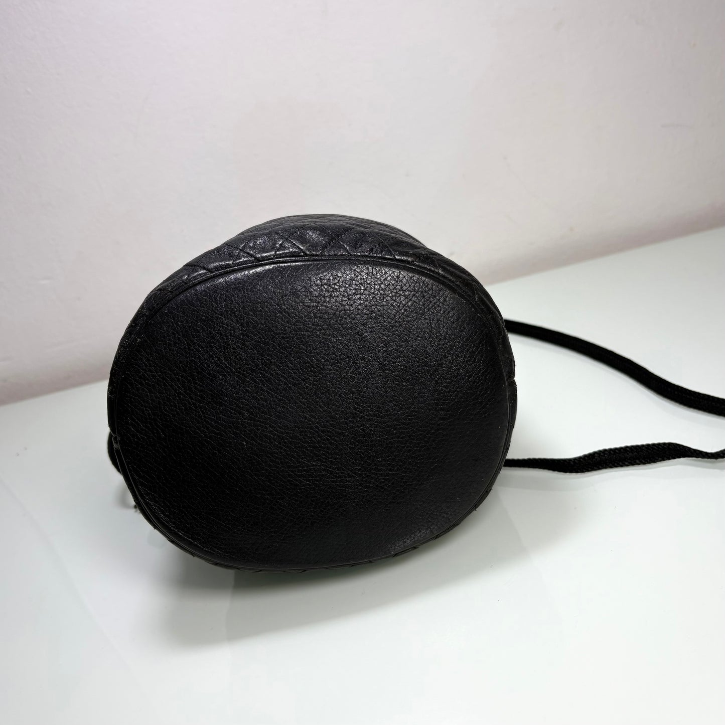 Yves Saint Laurent bucket leather bag noire