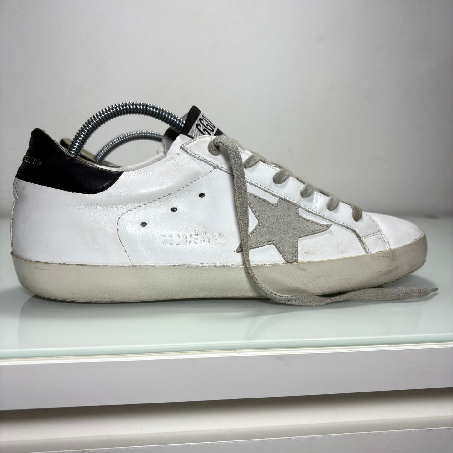 Golden goose Superstar bianco con tallone nero e scritta oro 41