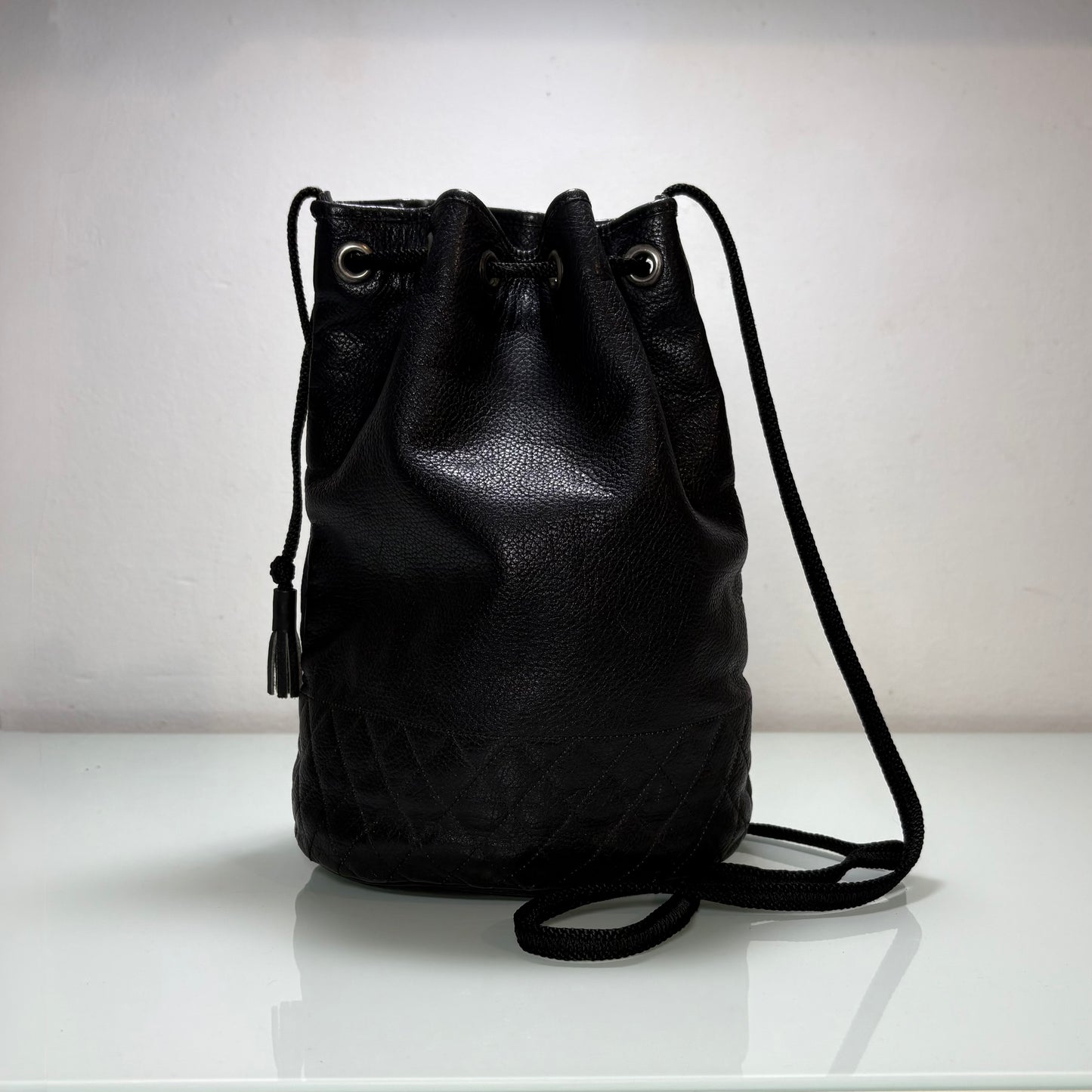 Yves Saint Laurent bucket leather bag noire