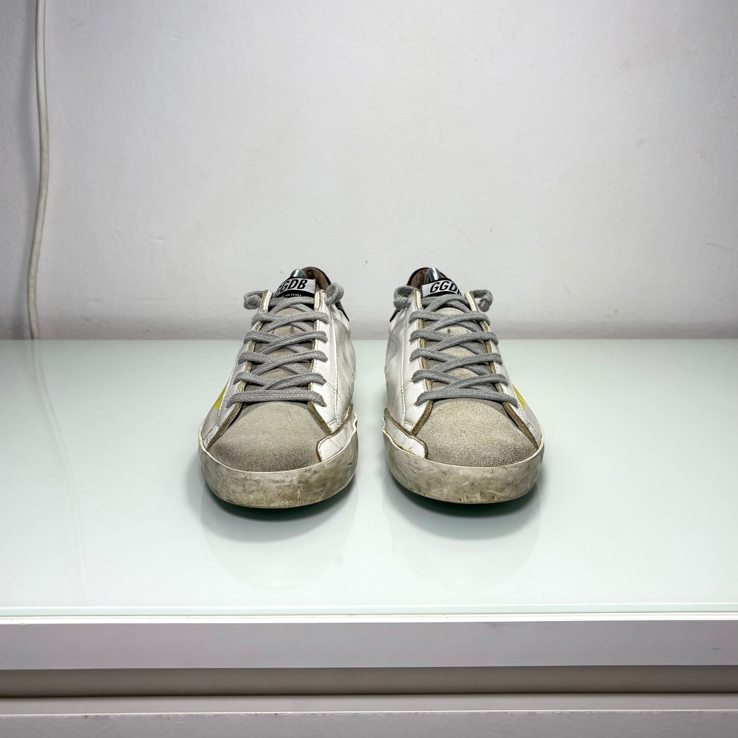 Golden goose superstar in pelle bianche e stella gialla 38
