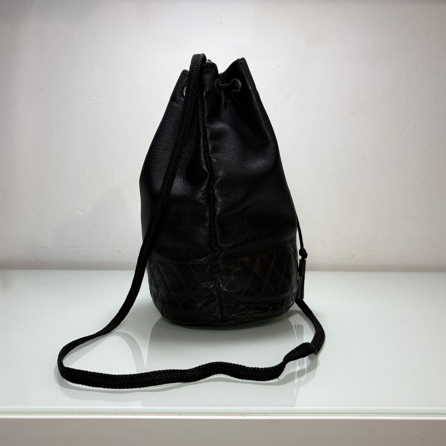 Yves Saint Laurent bucket leather bag noire
