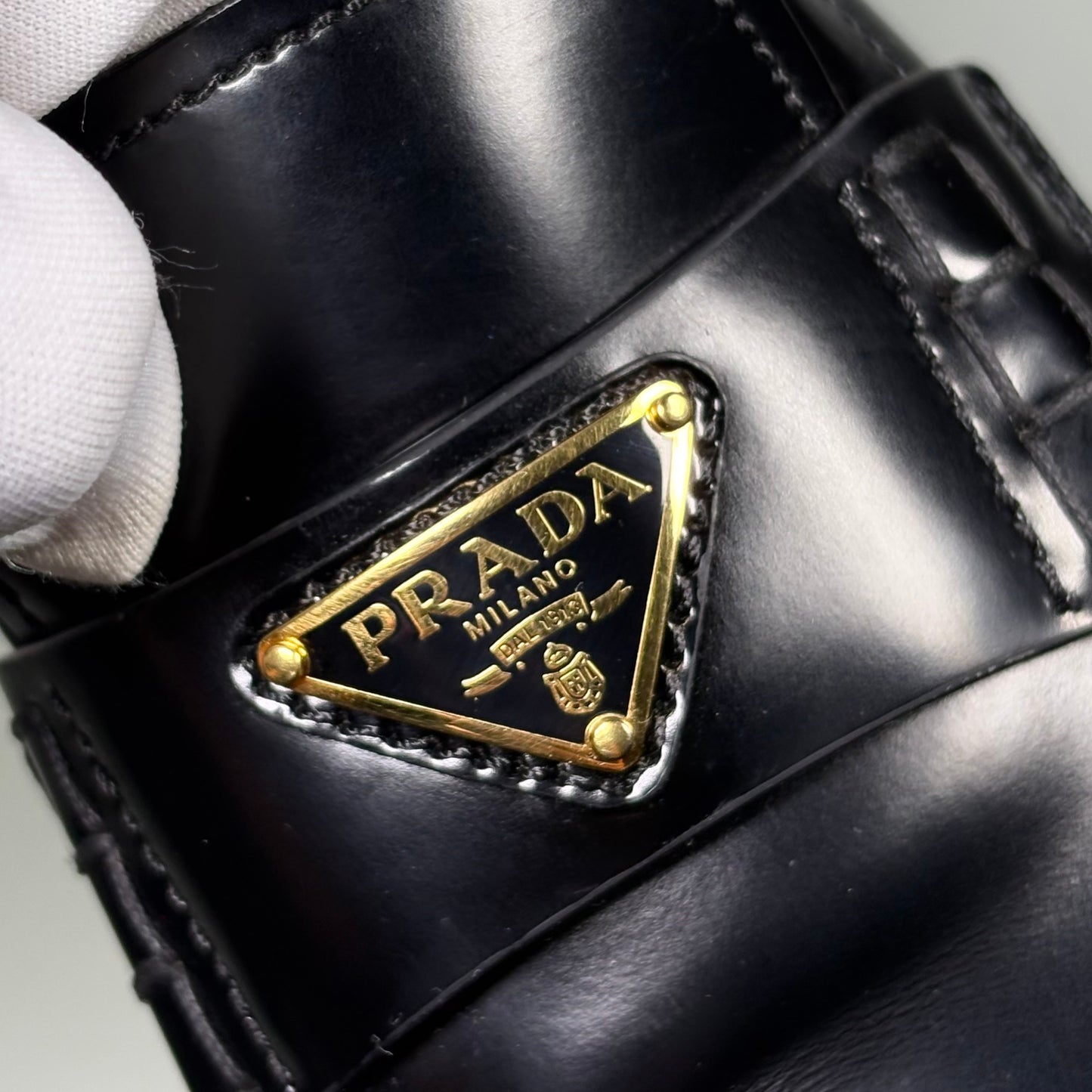 Prada mocassini in pelle spazzolata nera e loghi in oro 37,5