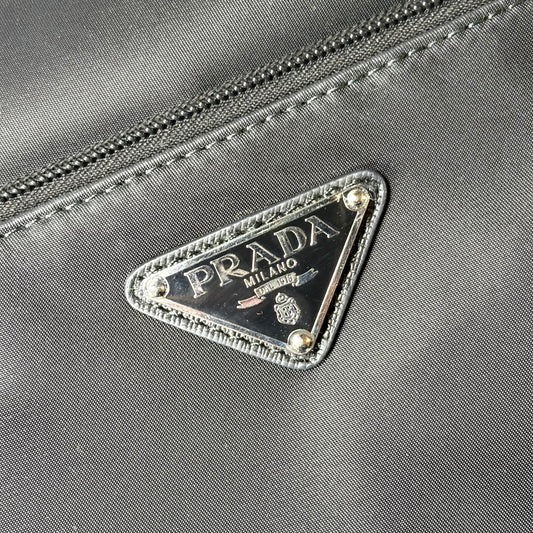 Prada a tracolla in Re-Nylon nero