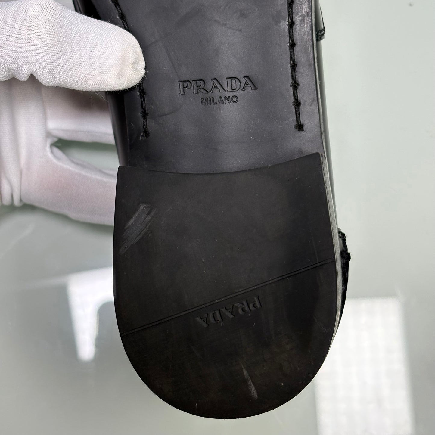 Prada mocassini in pelle spazzolata nera e loghi in oro 37,5