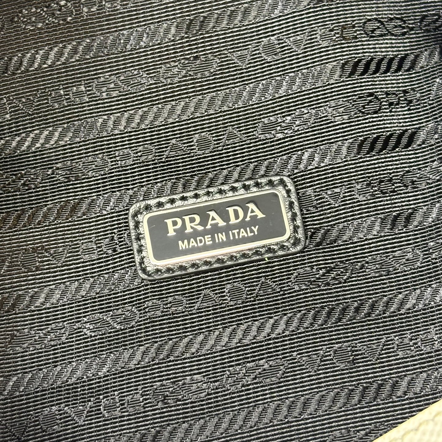 Prada Triangle in pelle bianco