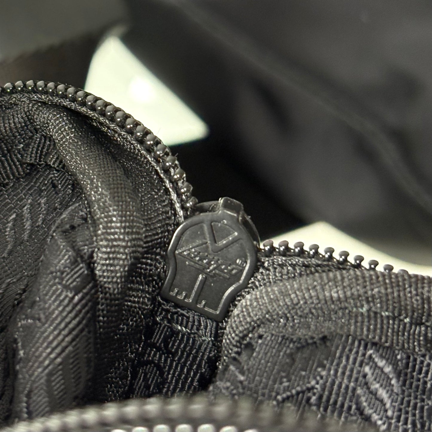 Prada tracolla in Re-Nylon nero