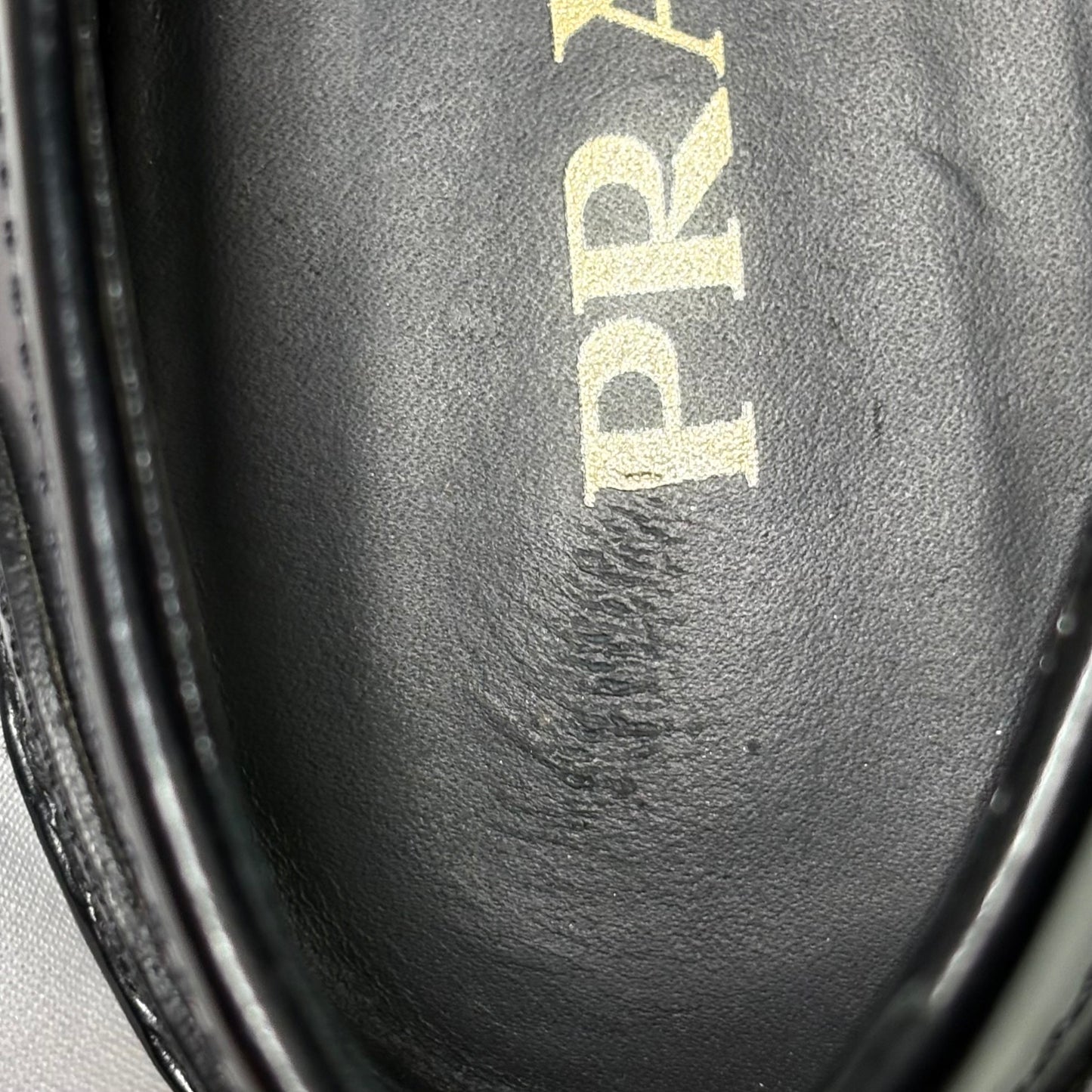 Prada mocassini in pelle spazzolata nera e loghi in oro 37,5