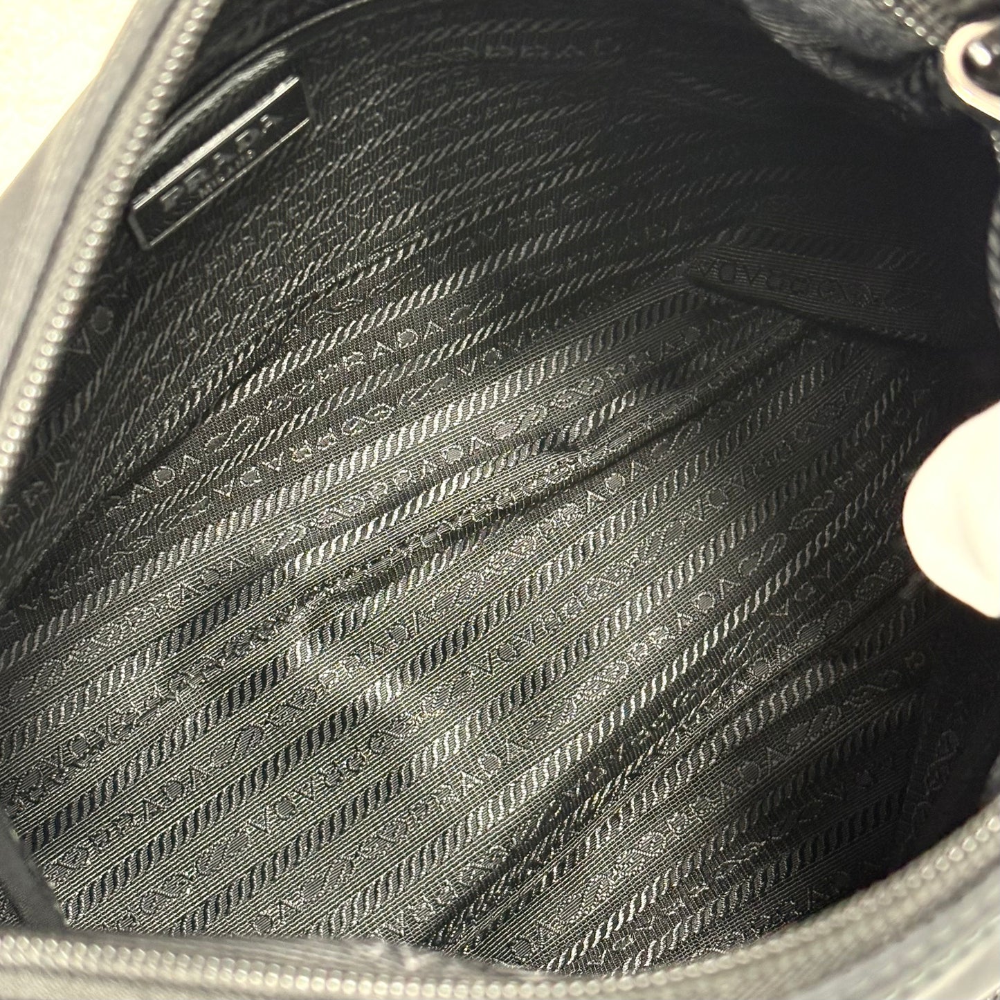 Prada a tracolla in Re-Nylon nero