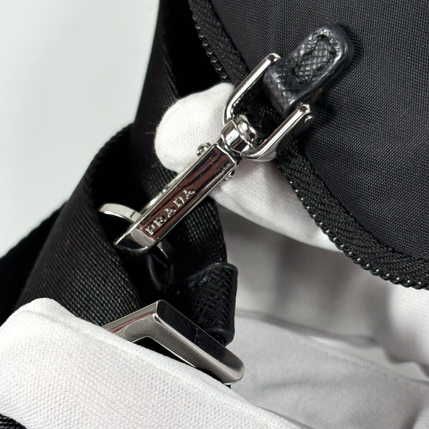 Prada a tracolla in Re-Nylon nero