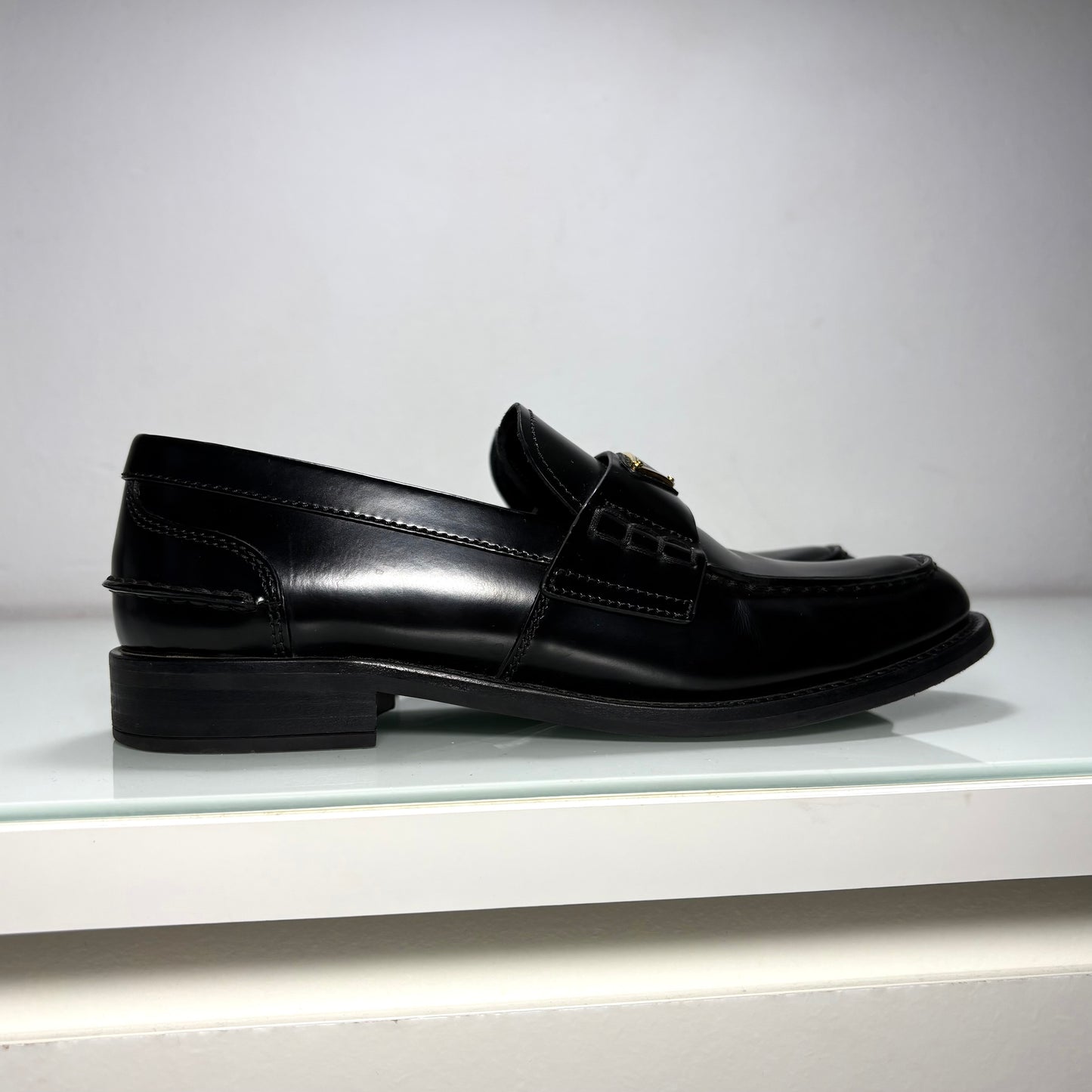 Prada mocassini in pelle spazzolata nera e loghi in oro 37,5