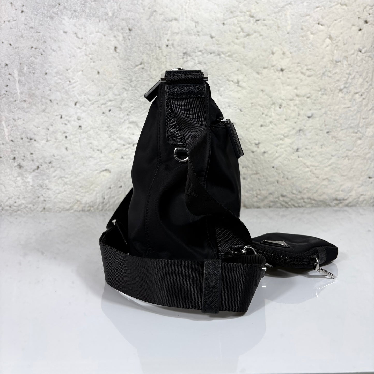 Prada a tracolla in Re-Nylon nero