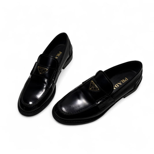 Prada mocassini in pelle spazzolata nera e loghi in oro 37,5