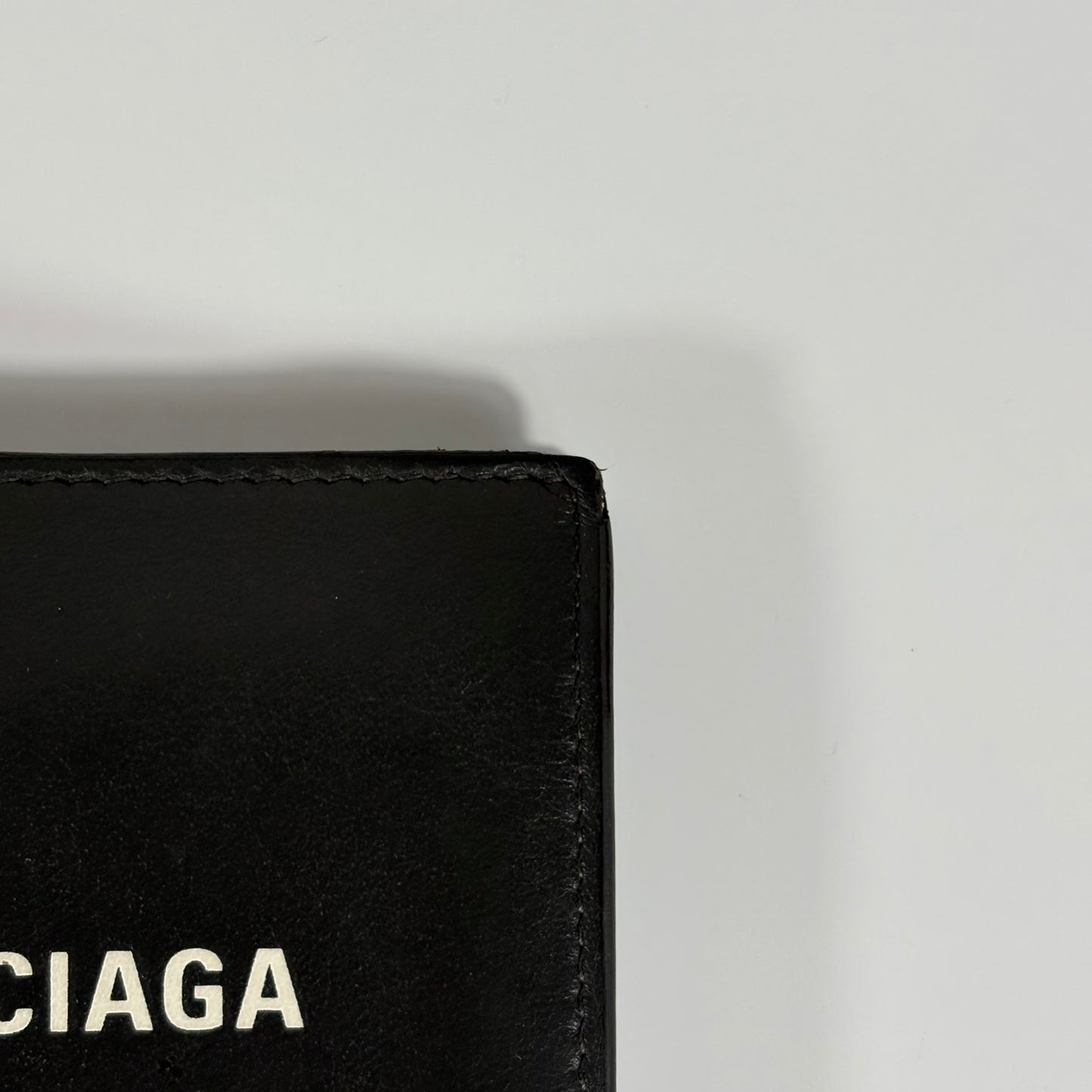 Balenciaga Cash Square in pelle di vitello nera e logo bianco