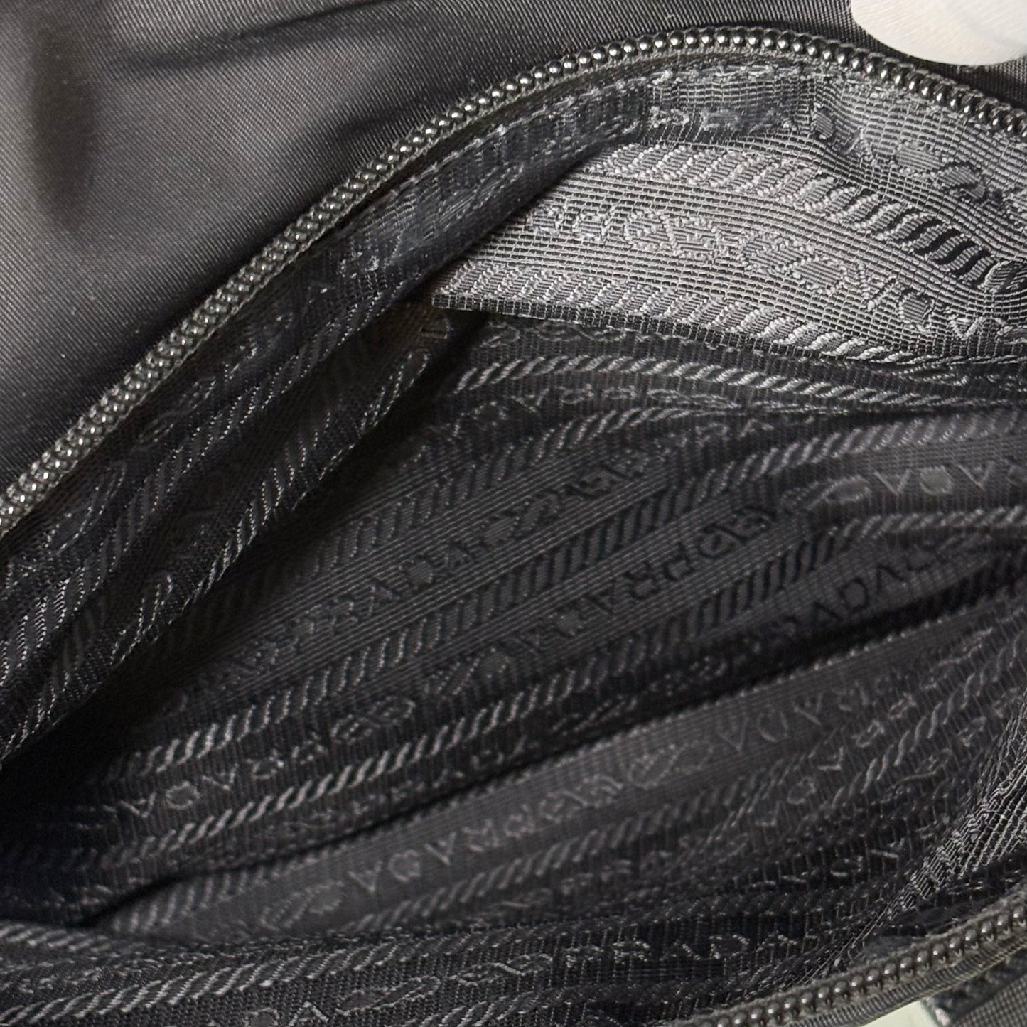 Prada tracolla in Re-Nylon nero