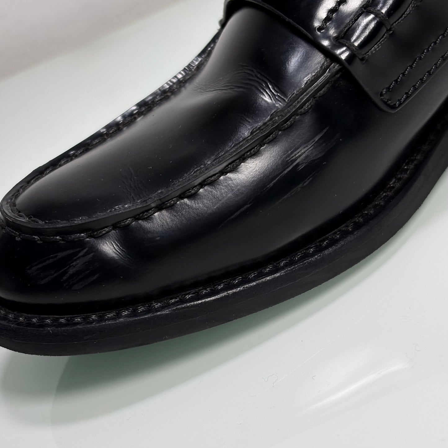 Prada mocassini in pelle spazzolata nera e loghi in oro 37,5