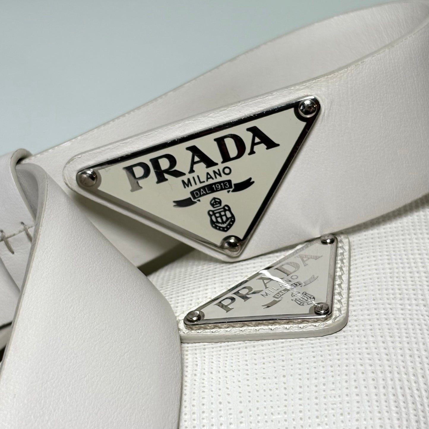 Prada Triangle in pelle bianco