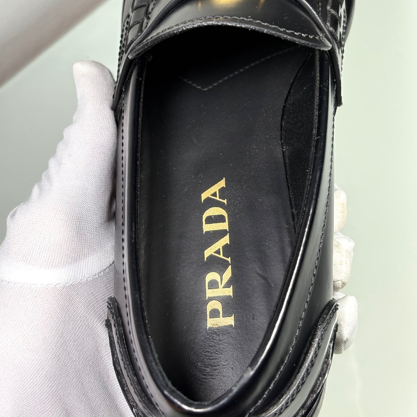 Prada mocassini in pelle spazzolata nera e loghi in oro 37,5