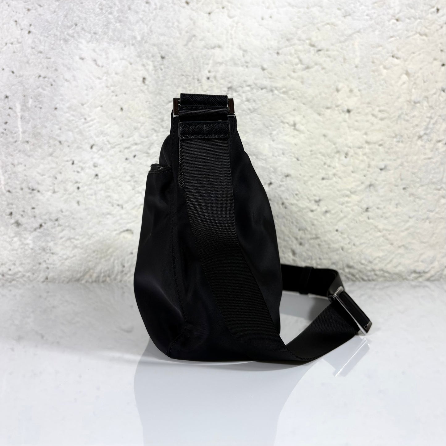 Prada a tracolla in Re-Nylon nero