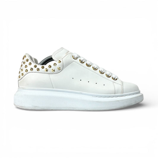 Alexander McQueen Oversize bianche con borchie e occhielli color oro 39