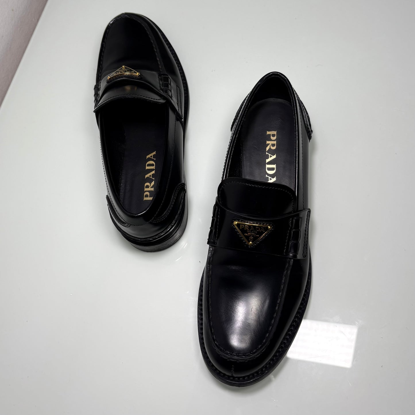 Prada mocassini in pelle spazzolata nera e loghi in oro 37,5