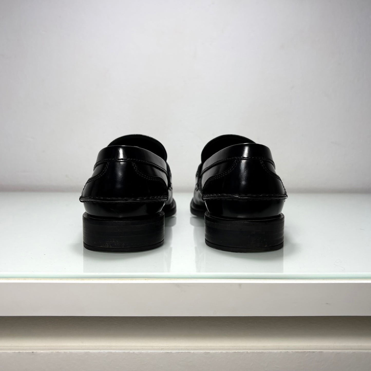 Prada mocassini in pelle spazzolata nera e loghi in oro 37,5