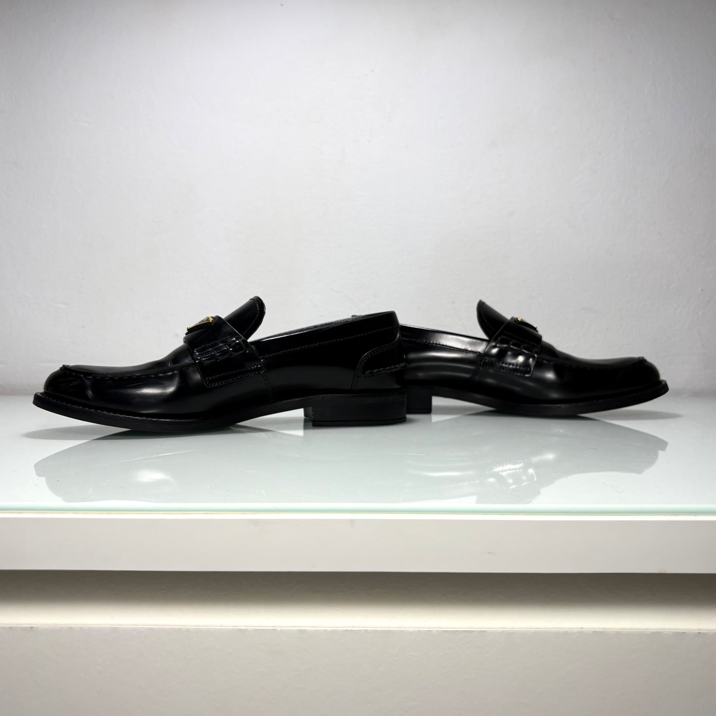 Prada mocassini in pelle spazzolata nera e loghi in oro 37,5