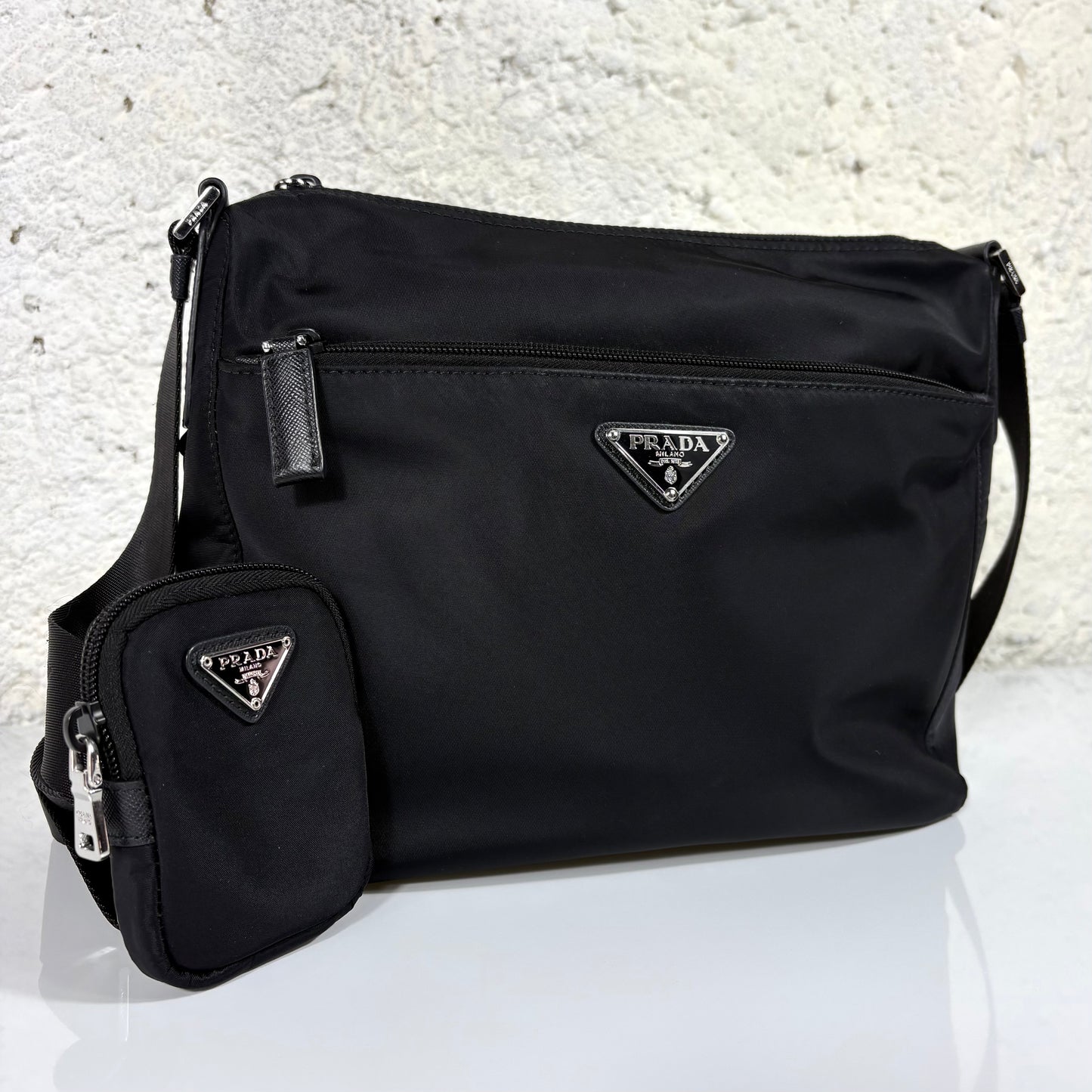 Prada a tracolla in Re-Nylon nero