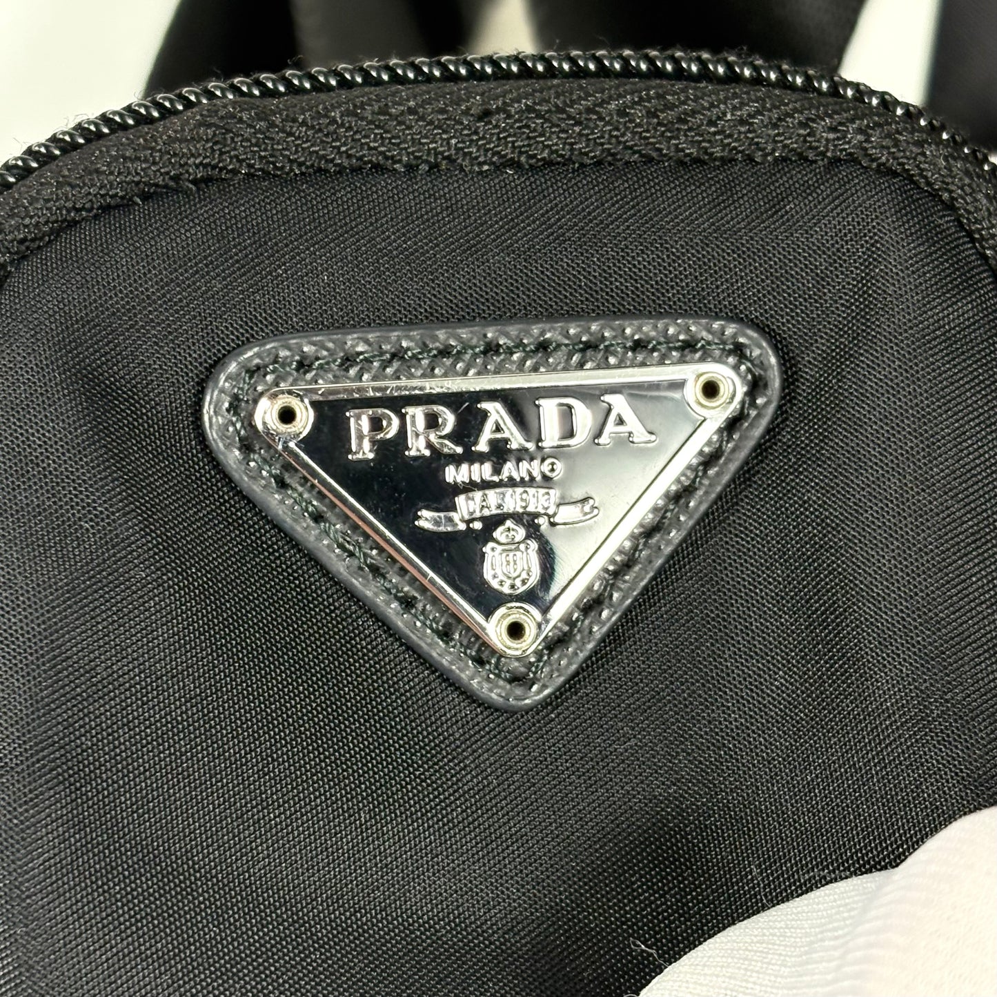 Prada a tracolla in Re-Nylon nero