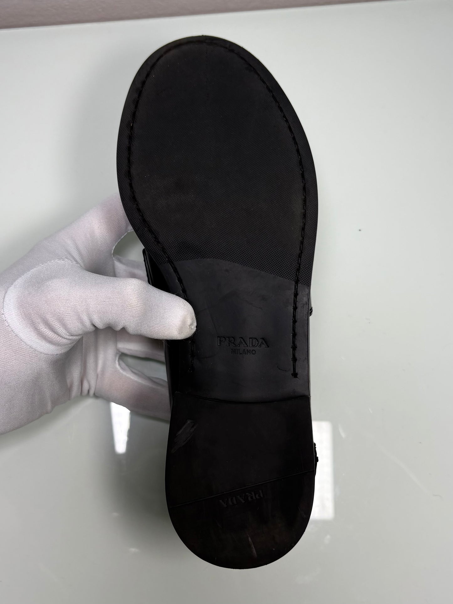 Prada mocassini in pelle spazzolata nera e loghi in oro 37,5