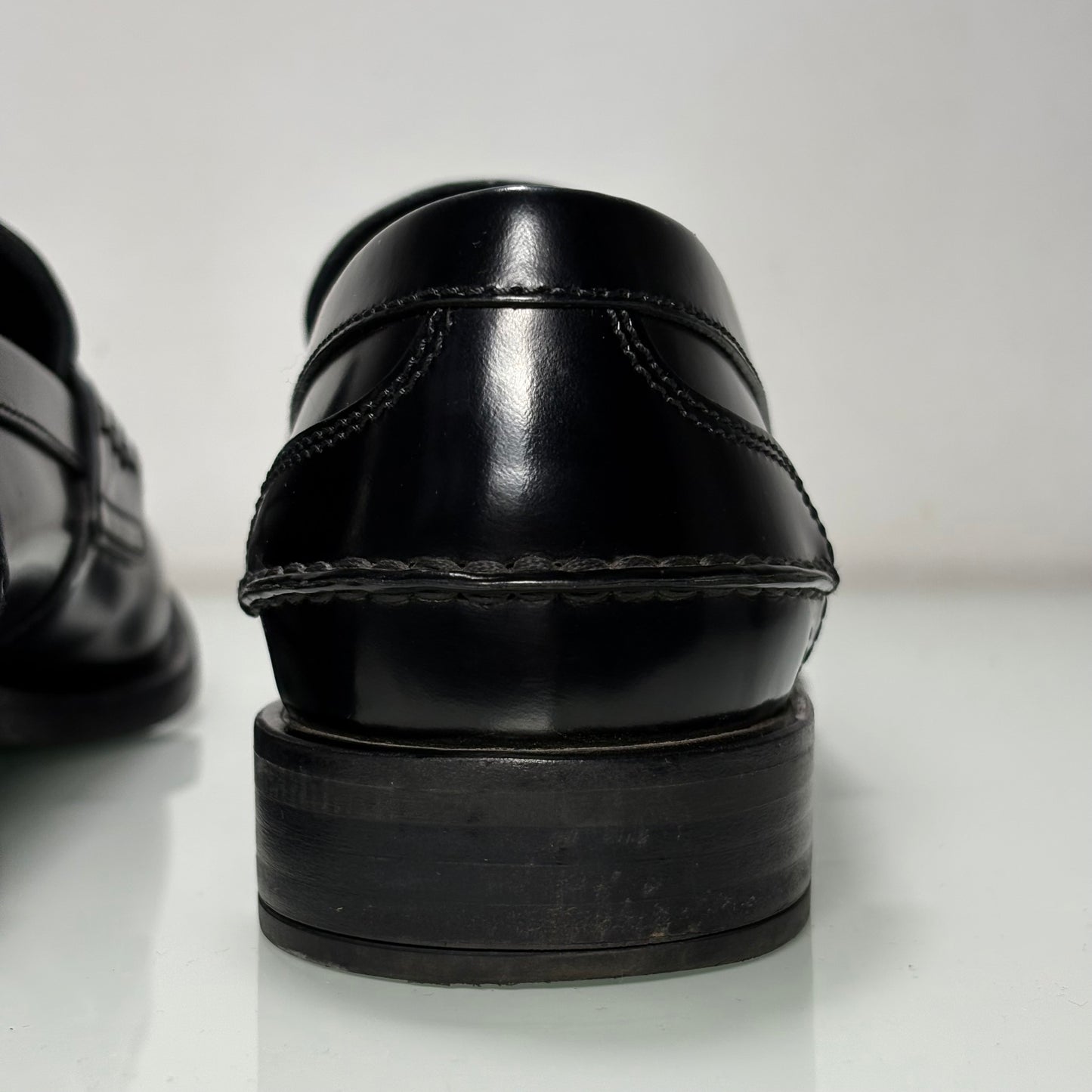 Prada mocassini in pelle spazzolata nera e loghi in oro 37,5