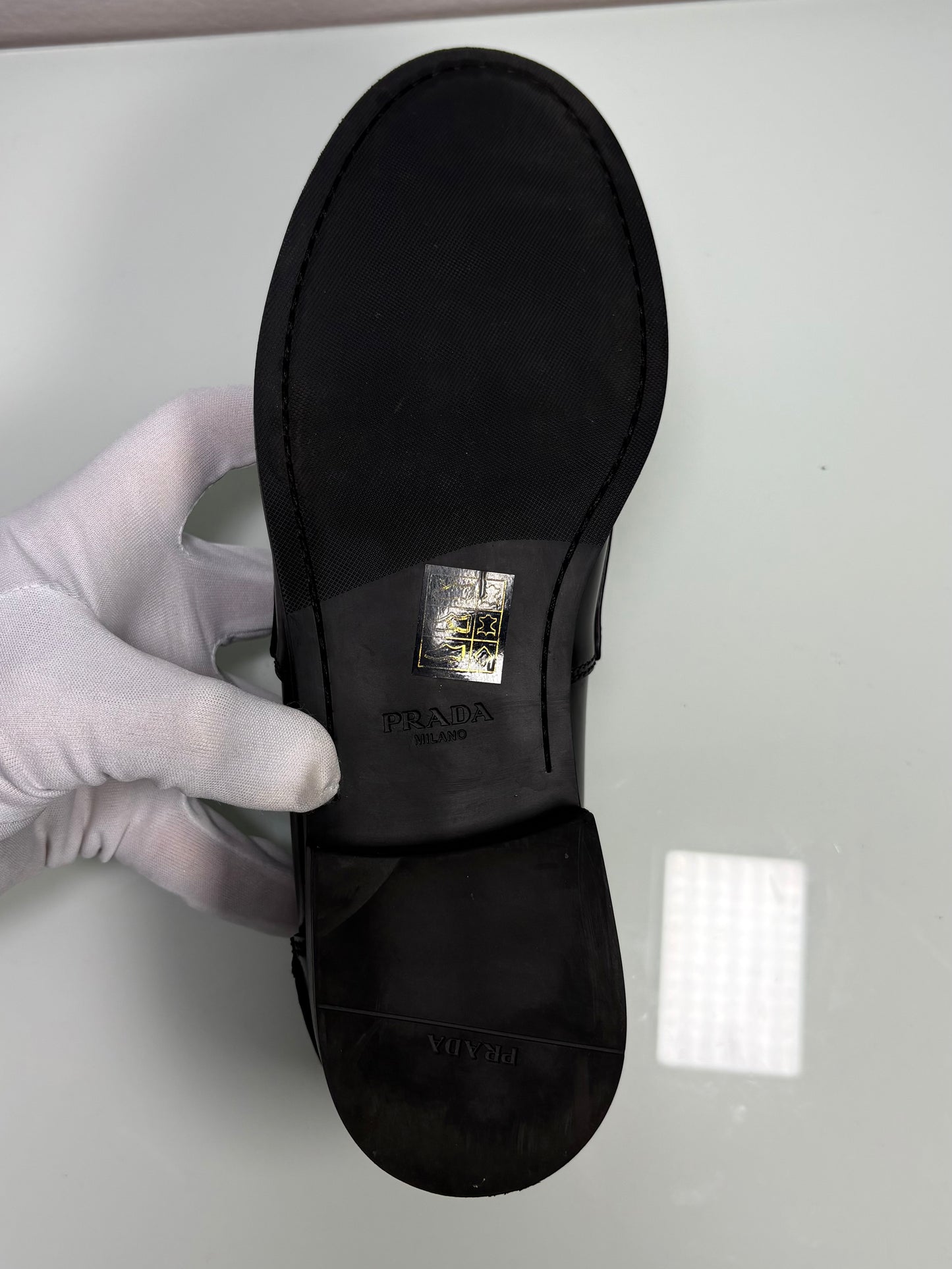 Prada mocassini in pelle spazzolata nera e loghi in oro 37,5