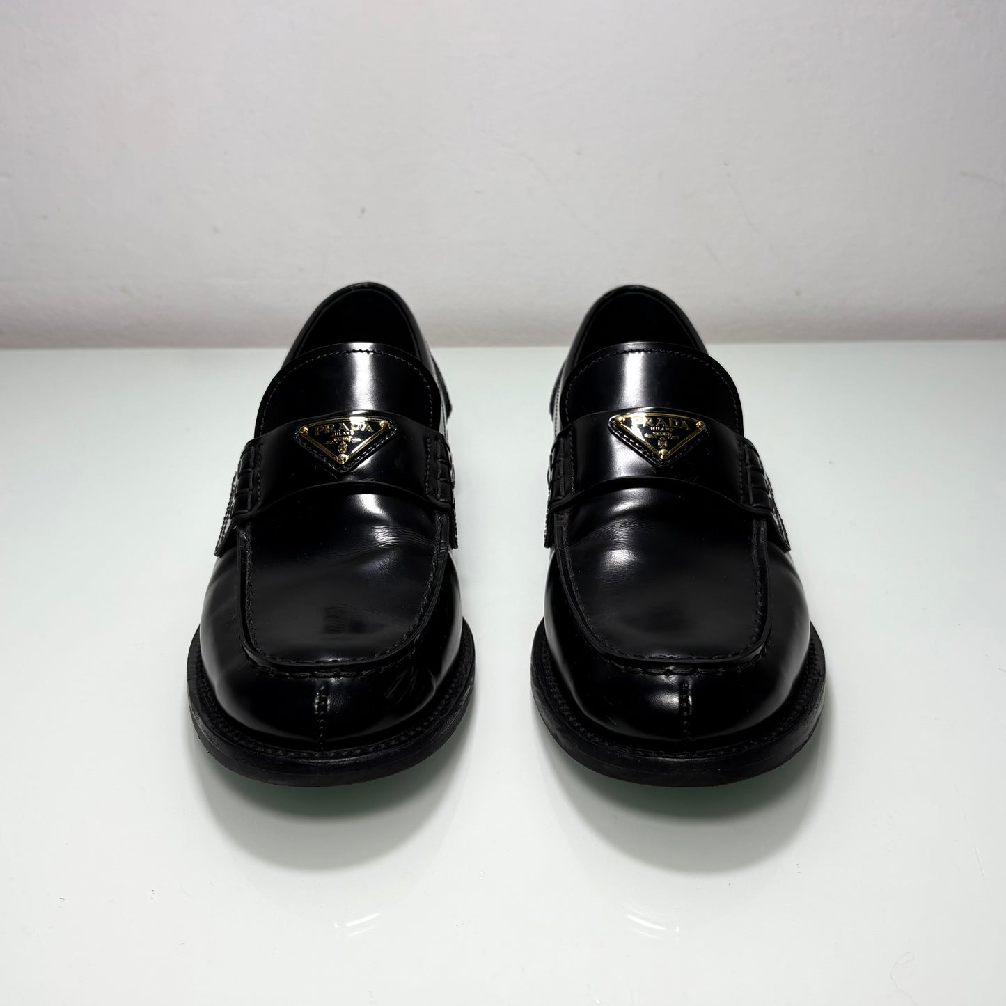 Prada mocassini in pelle spazzolata nera e loghi in oro 37,5