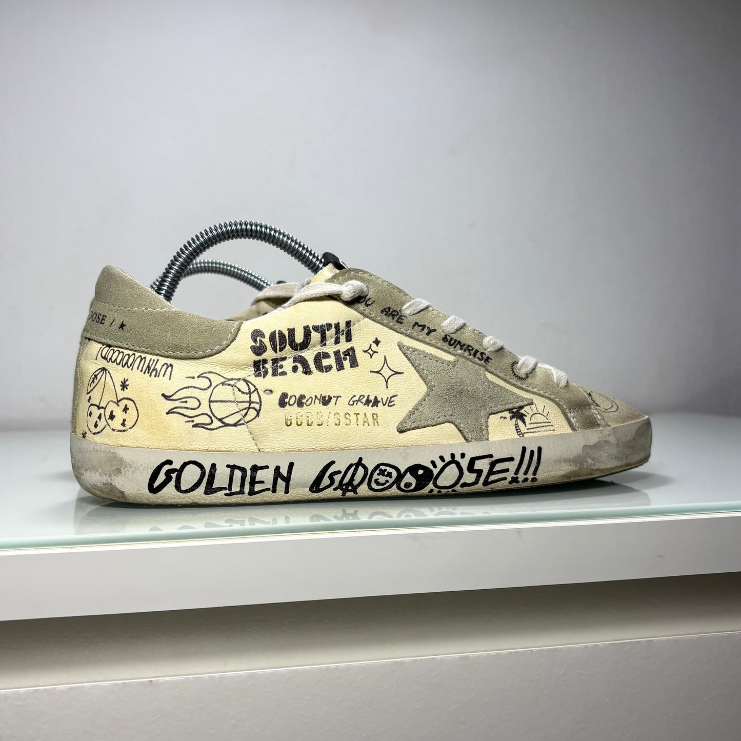Golden goose Superstar panna e disegni stilizzati 38