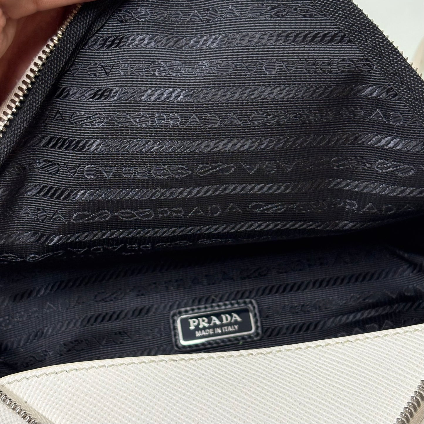 Prada Triangle in pelle bianco