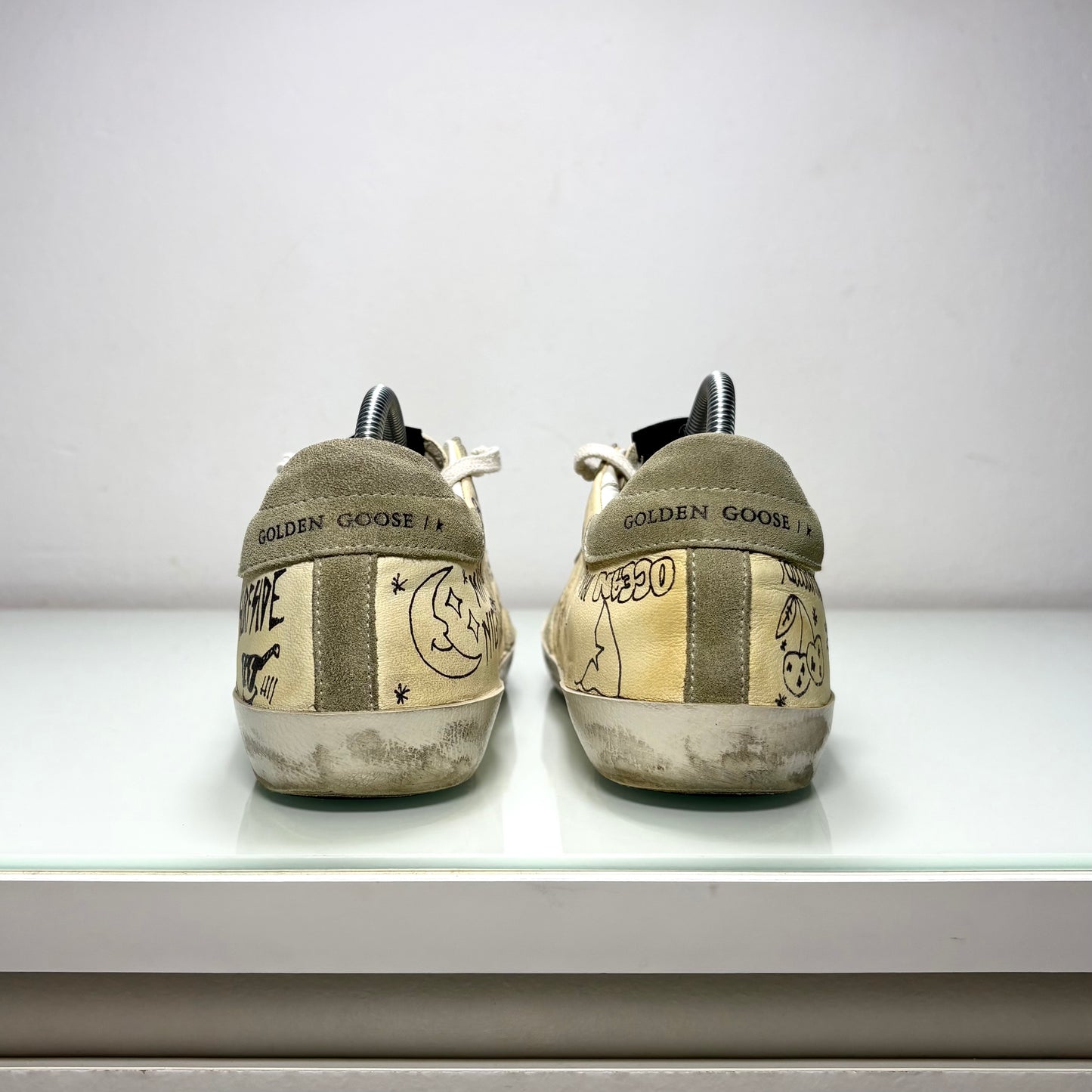 Golden goose Superstar panna e disegni stilizzati 38