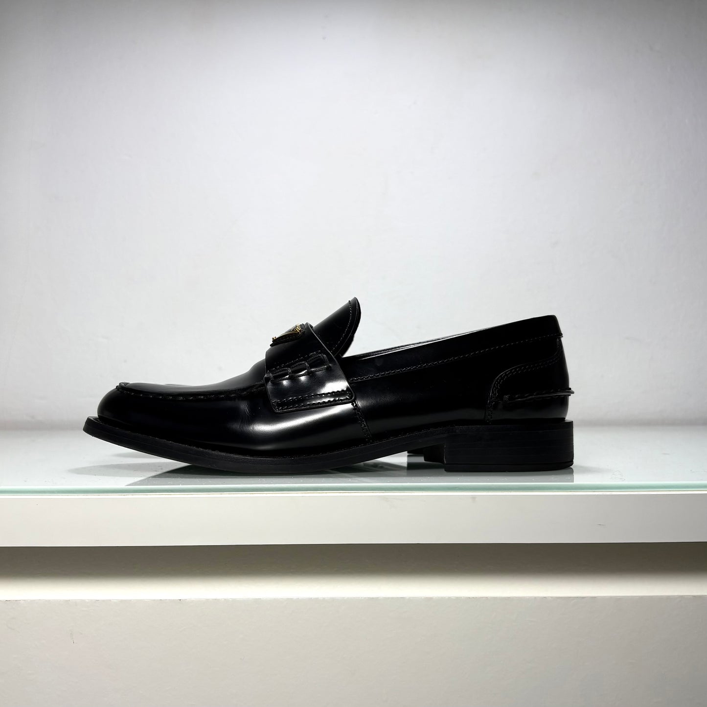 Prada mocassini in pelle spazzolata nera e loghi in oro 37,5