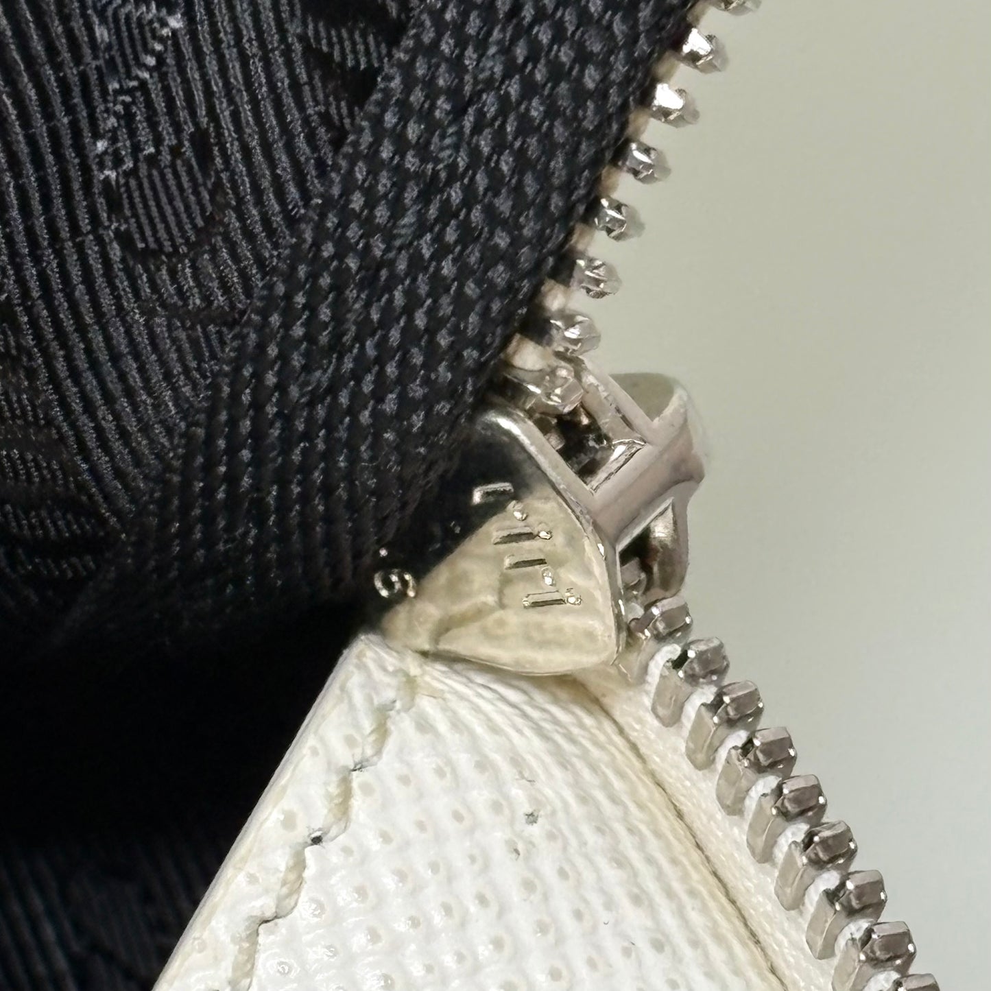 Prada Triangle in pelle bianco
