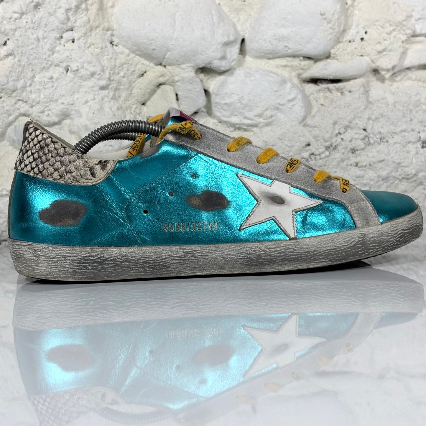 Golden goose Superstar azzurro metallizzato con stella bianca, lacci arancioni e talloncini in "squame" 42
