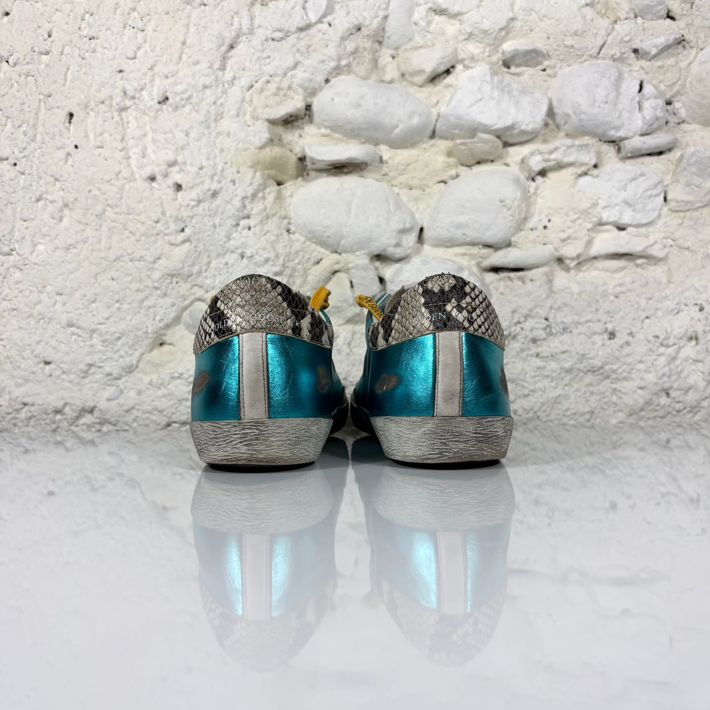 Golden goose Superstar azzurro metallizzato con stella bianca, lacci arancioni e talloncini in "squame" 42