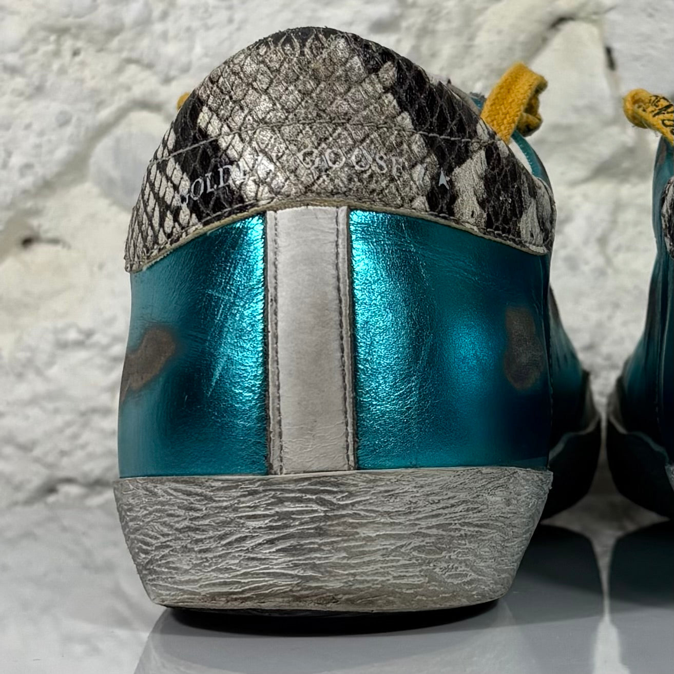 Golden goose Superstar azzurro metallizzato con stella bianca, lacci arancioni e talloncini in "squame" 42