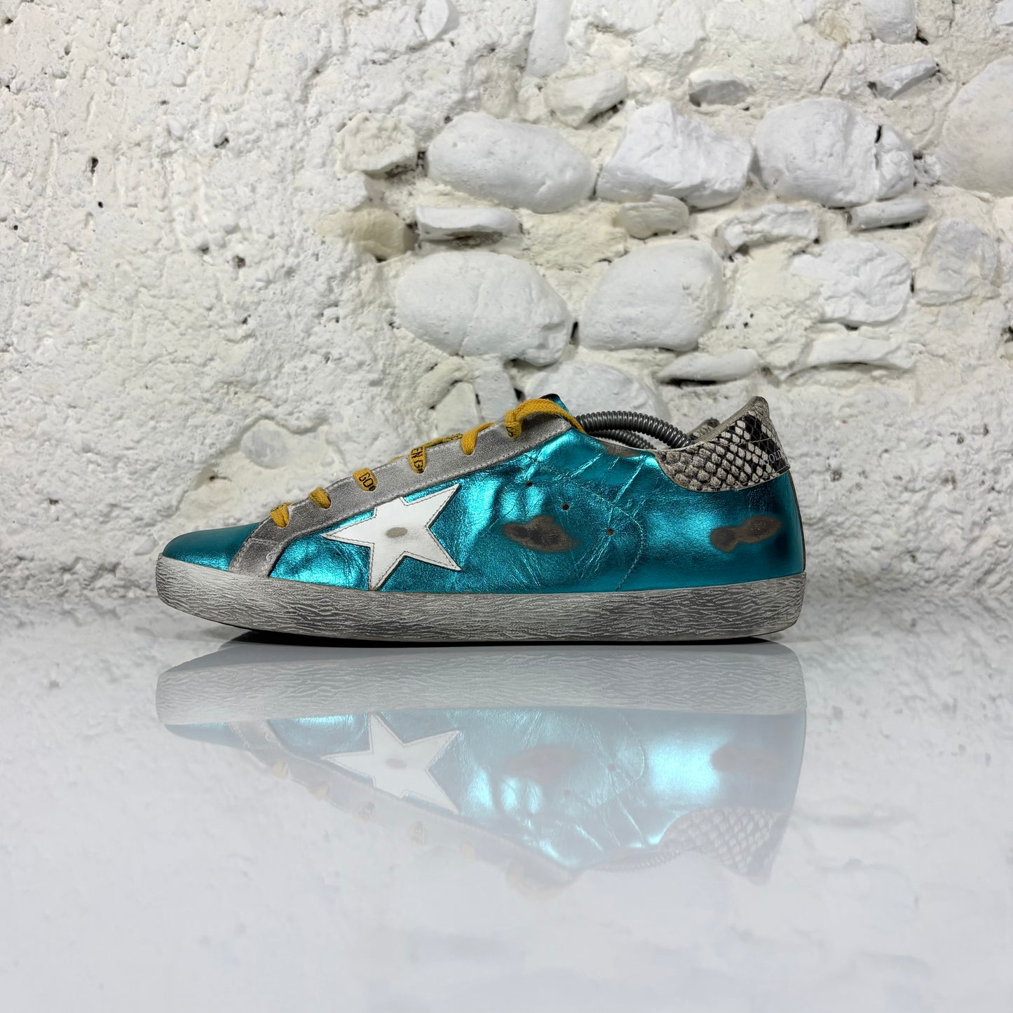 Golden goose Superstar azzurro metallizzato con stella bianca, lacci arancioni e talloncini in "squame" 42