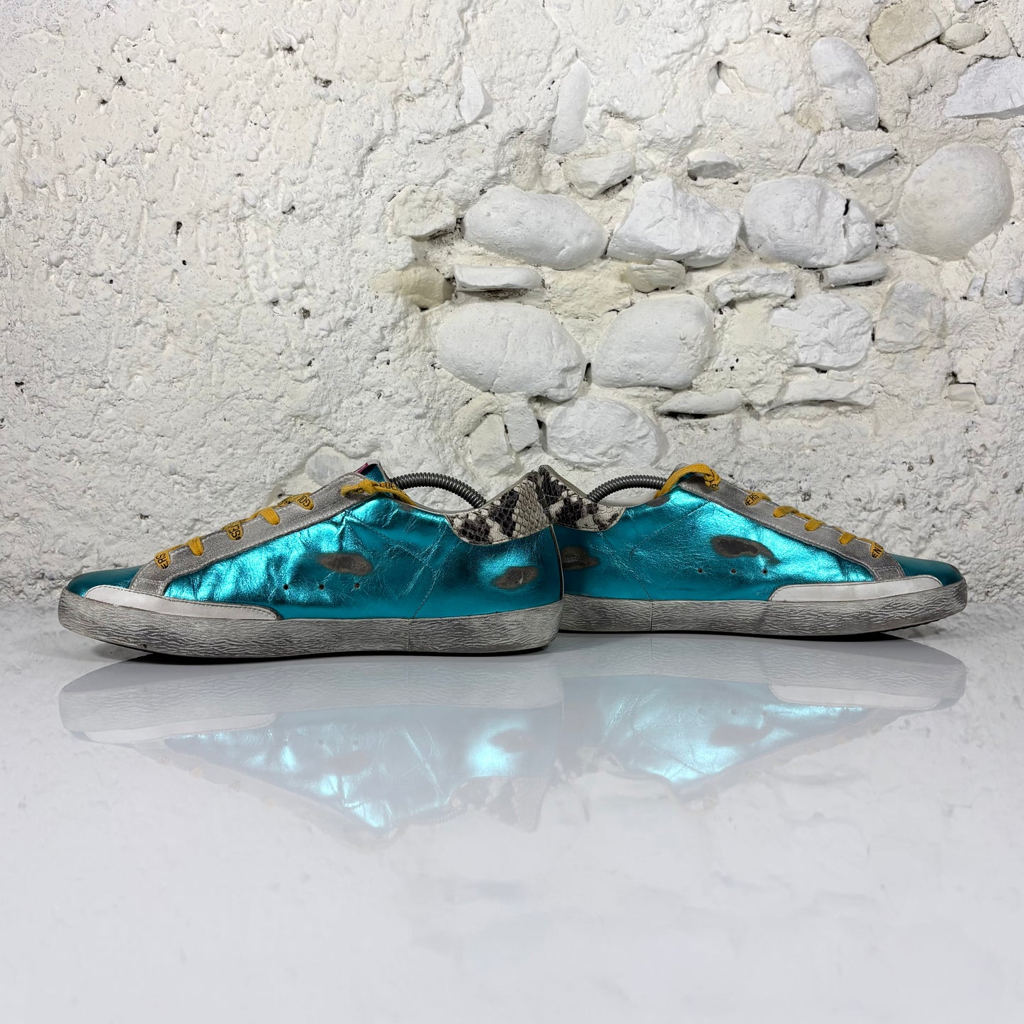 Golden goose Superstar azzurro metallizzato con stella bianca, lacci arancioni e talloncini in "squame" 42