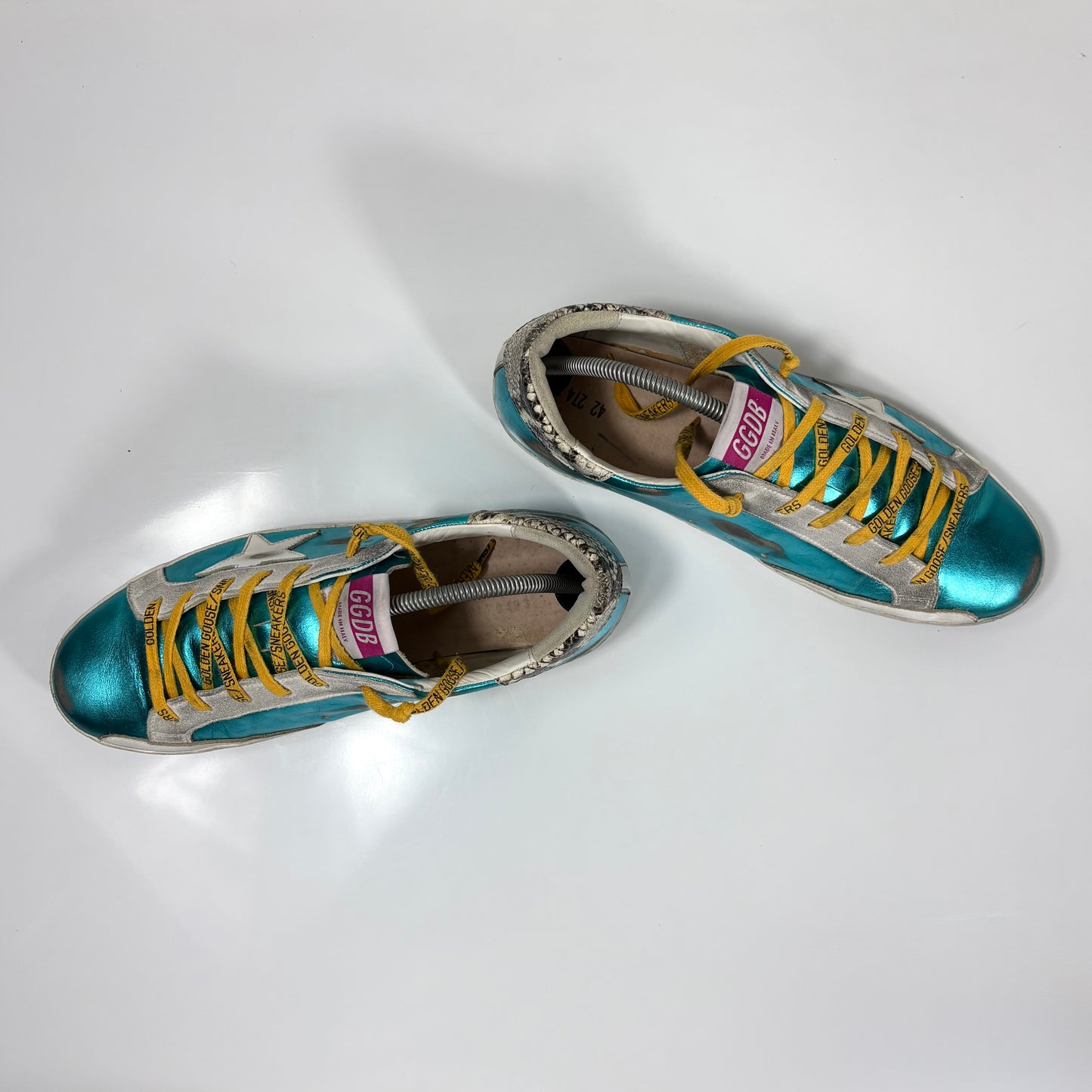 Golden goose Superstar azzurro metallizzato con stella bianca, lacci arancioni e talloncini in "squame" 42