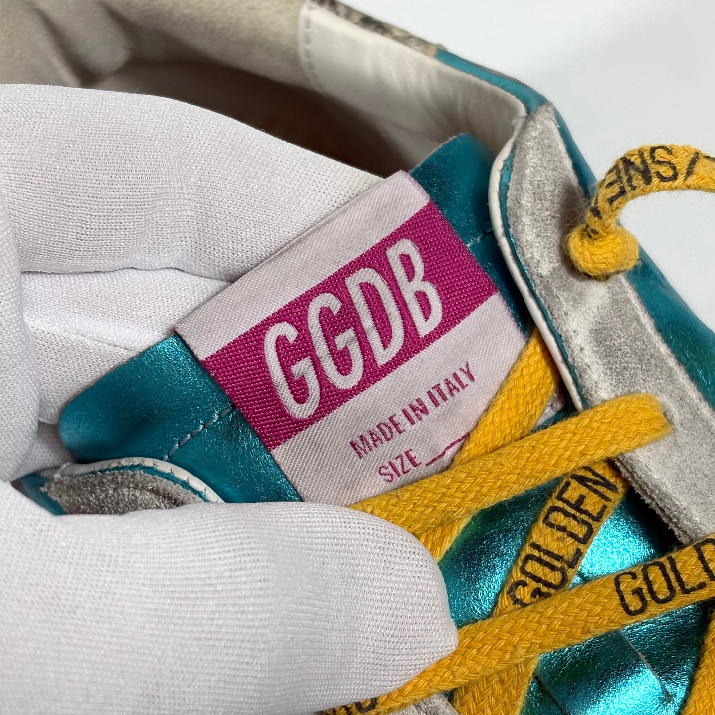 Golden goose Superstar azzurro metallizzato con stella bianca, lacci arancioni e talloncini in "squame" 42