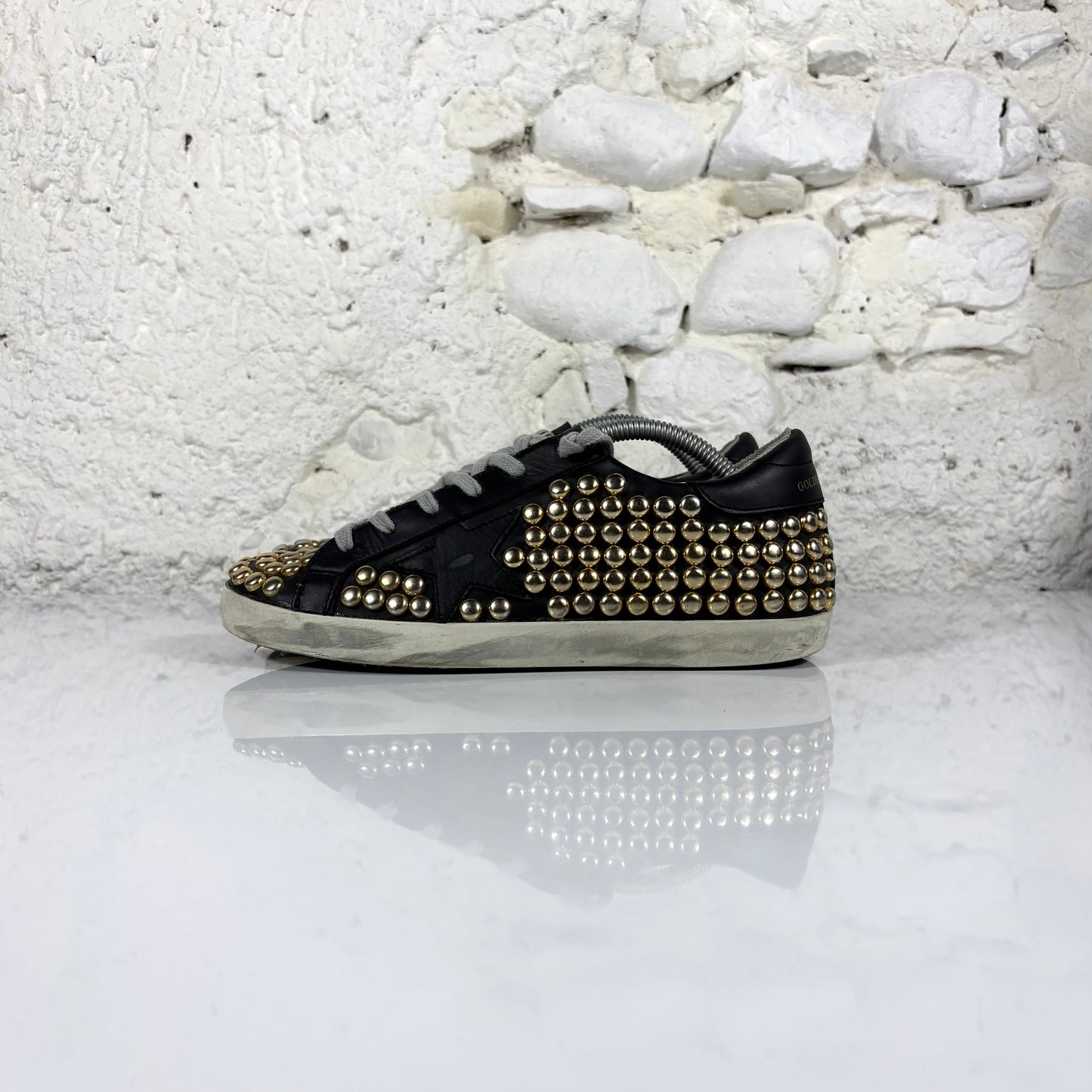 Golden goose Superstar nere con borchie oro 37
