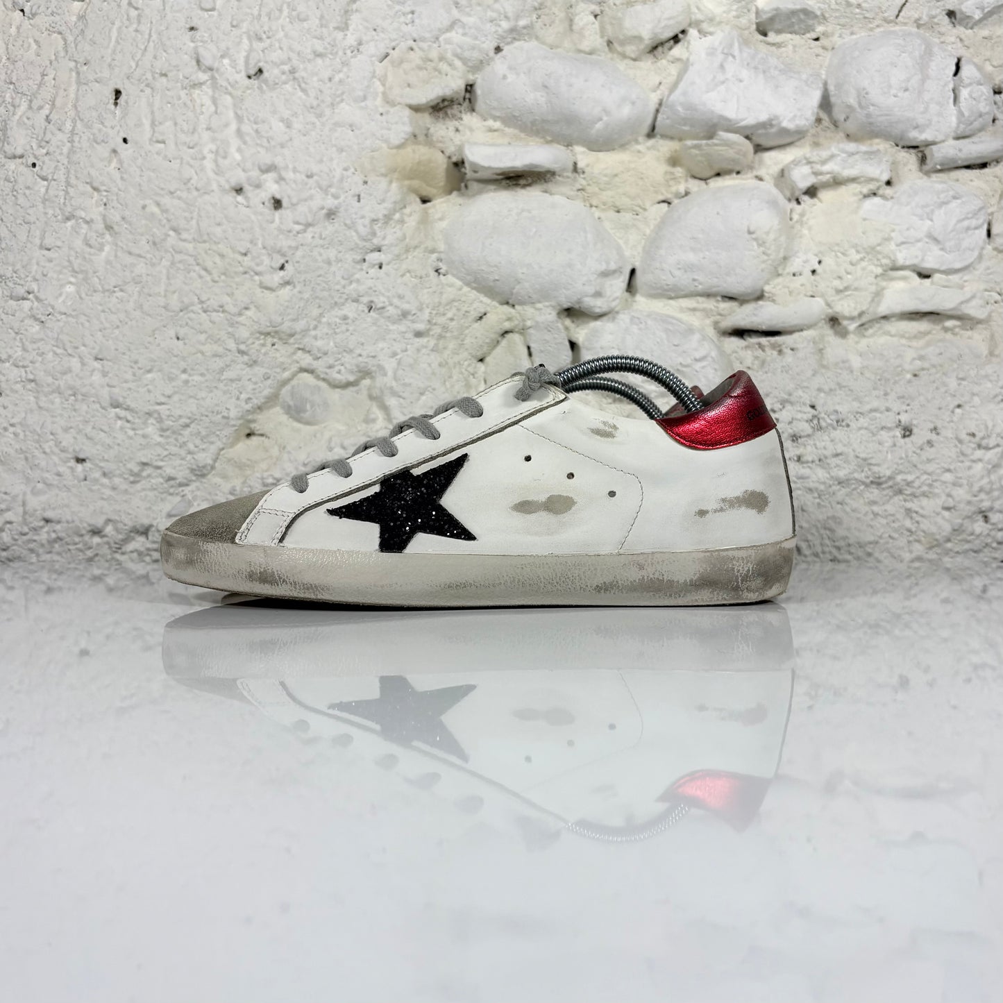 Golden goose Superstar bianche con stella nera brillantinata e talloncini rossi 40