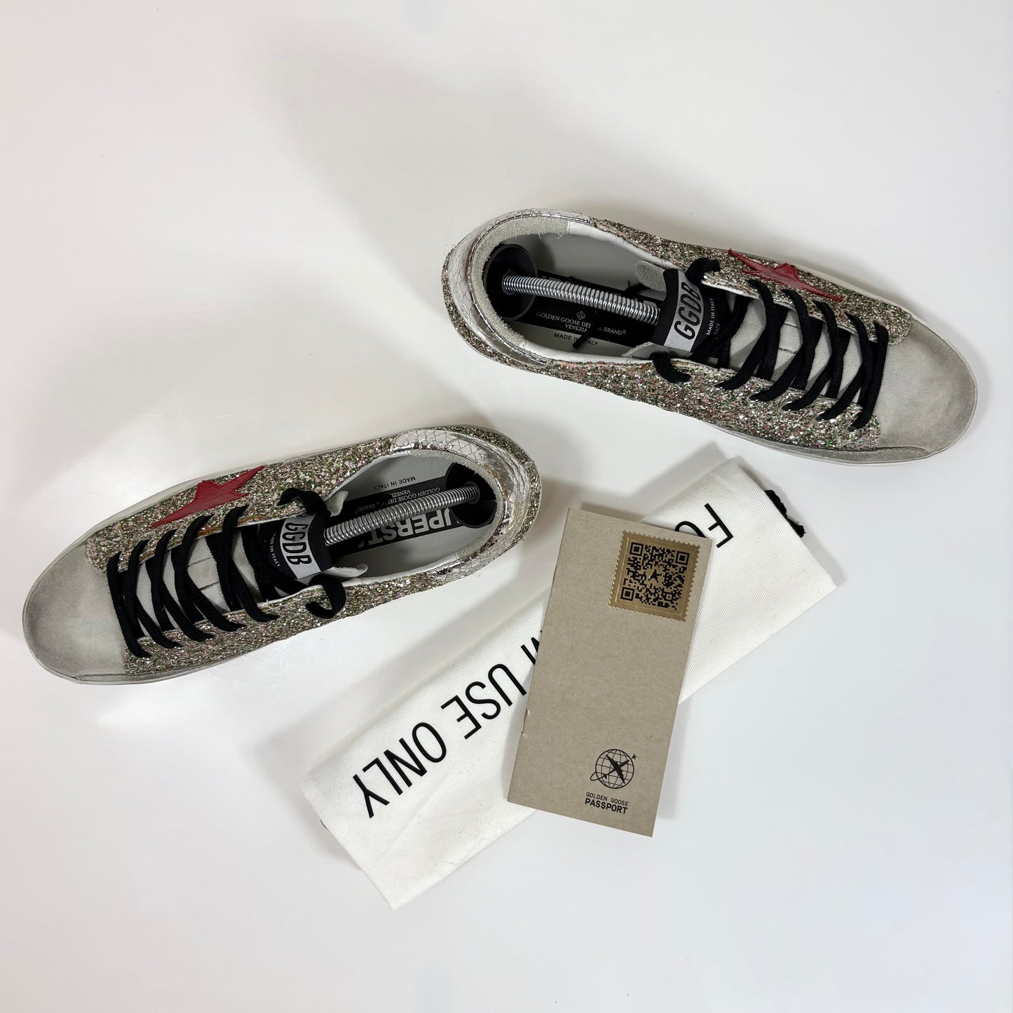 Golden goose Superstar in paillettes argento e oro su tomaia verde, talloncini argento e stella fucsia 41