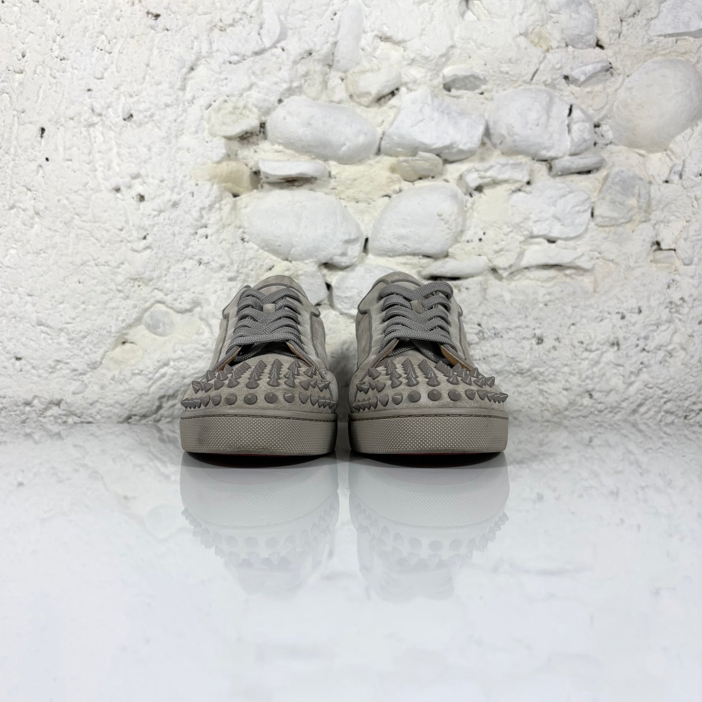 Christian Louboutin Junior Spikes in scamosciato grigio con borchie 43