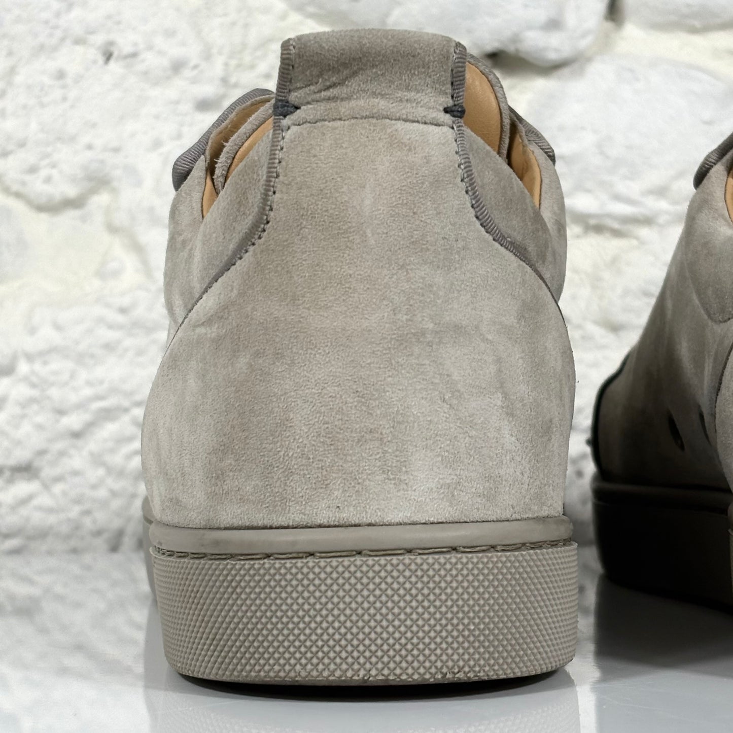 Christian Louboutin Junior Spikes in scamosciato grigio con borchie 43
