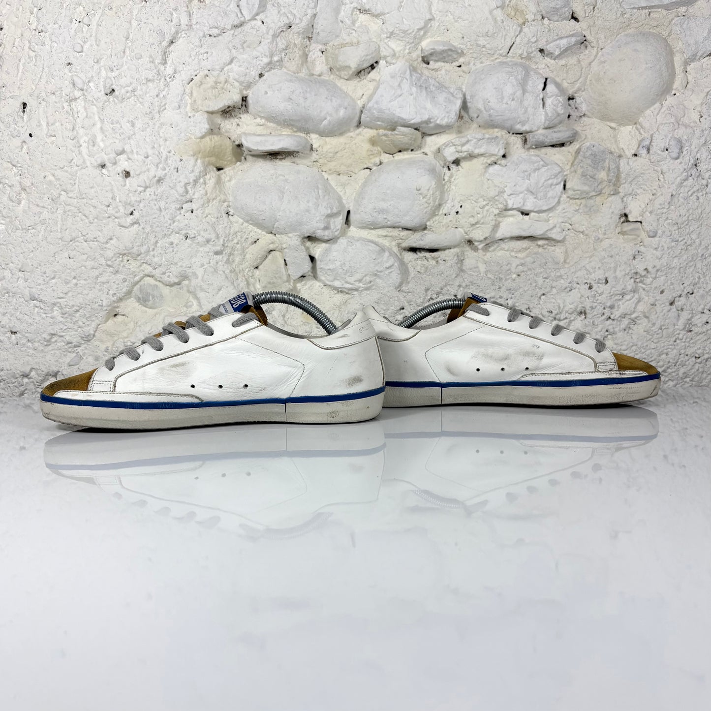 Golden goose Superstar bianche con linguetta marrone chiaro e linea blu sulla fascia della suola 39